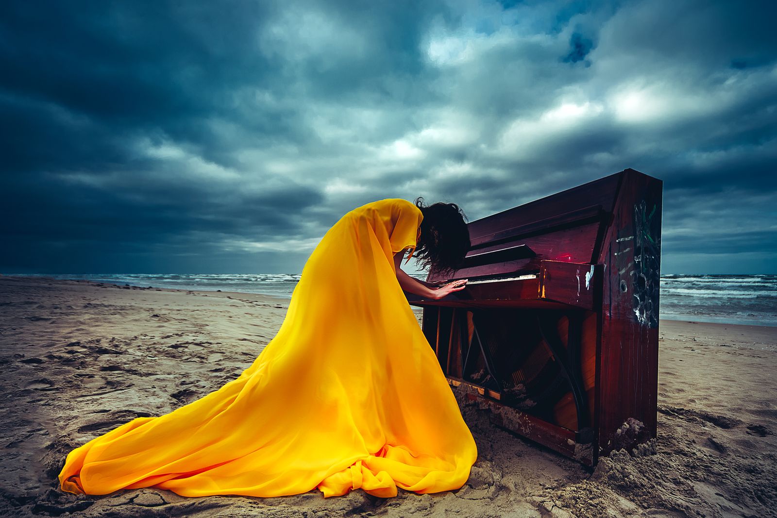 Poster - Woman in Yellow Dress